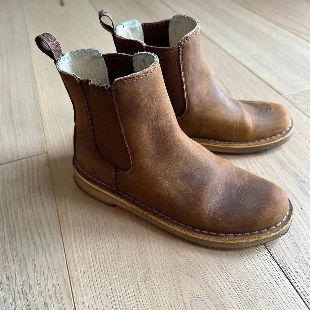 Clarks Women's Desert  Peak Chelsea Boot Rubber Crepe Sole LikeDuck Feet Boots